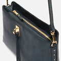 Engri kleine schoudertas met metalen details 