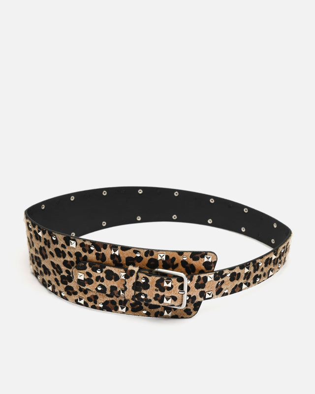 Uma cinturón ancho animal print con detalles metálicos