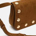 Nemu bolso bandolera pequeño efecto ante con detalles metálicos grandes 