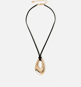 Noeli collar con detalle ovalado 