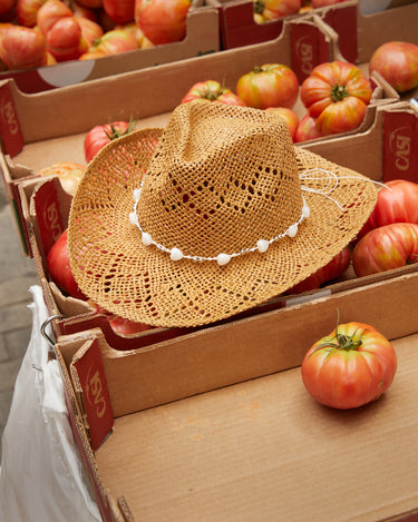 Niza gorro efecto rafia con detalle de cuerda y abalorios 