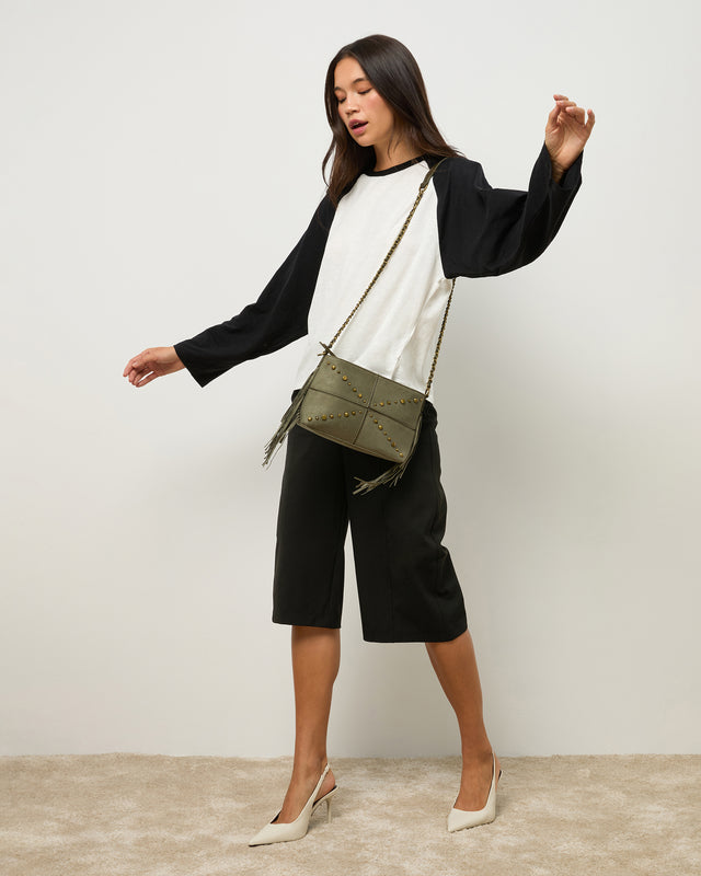 Anabelas-1 bolso bandolera efecto ante con detalles metálicos y flecos