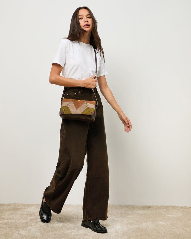 Cachina bolso bandolera pequeño efecto ante y detalles metálicos