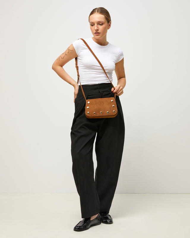 Nemu petit sac bandoulière effet daim avec grands détails métalliques
