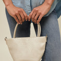 Trena Bolso estilo tote con acabado trenzado 